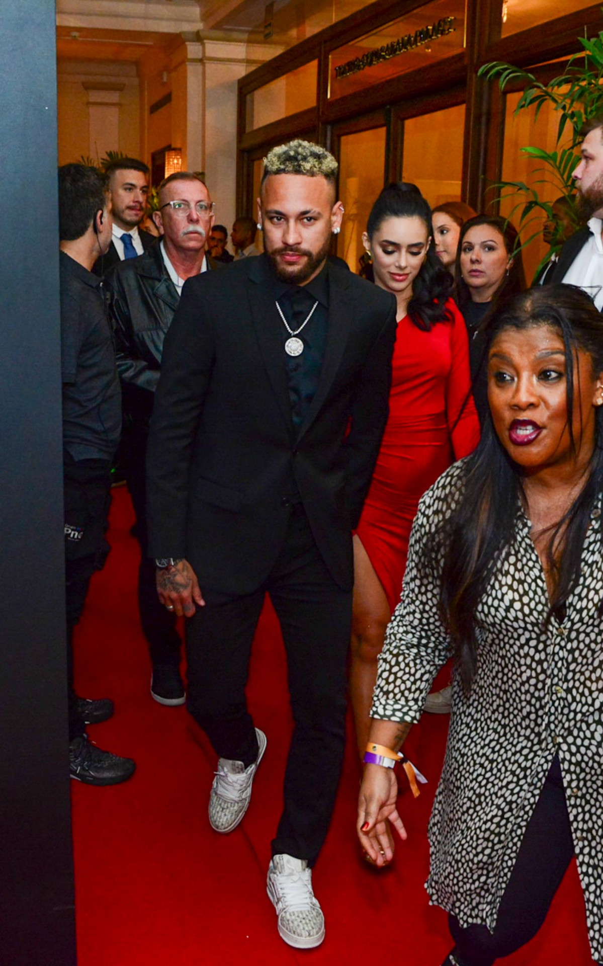 Neymar e Bruna Biancardi chegam juntinhos à premiação \'Fui Clear 2023\', no Copacabana Palace, Zona Sul do Rio, na noite desta segunda-feira