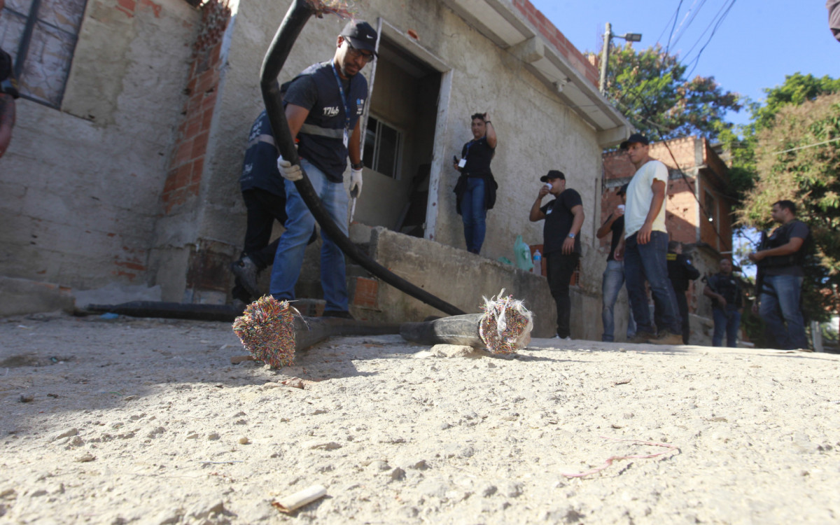 Operação policial em Manguinhos. Policiais encontraram em uma casa na comunidade muitos metros de fio. Nesta Terça-feira (27).
 - Reginaldo Pimenta / Agencia O Dia