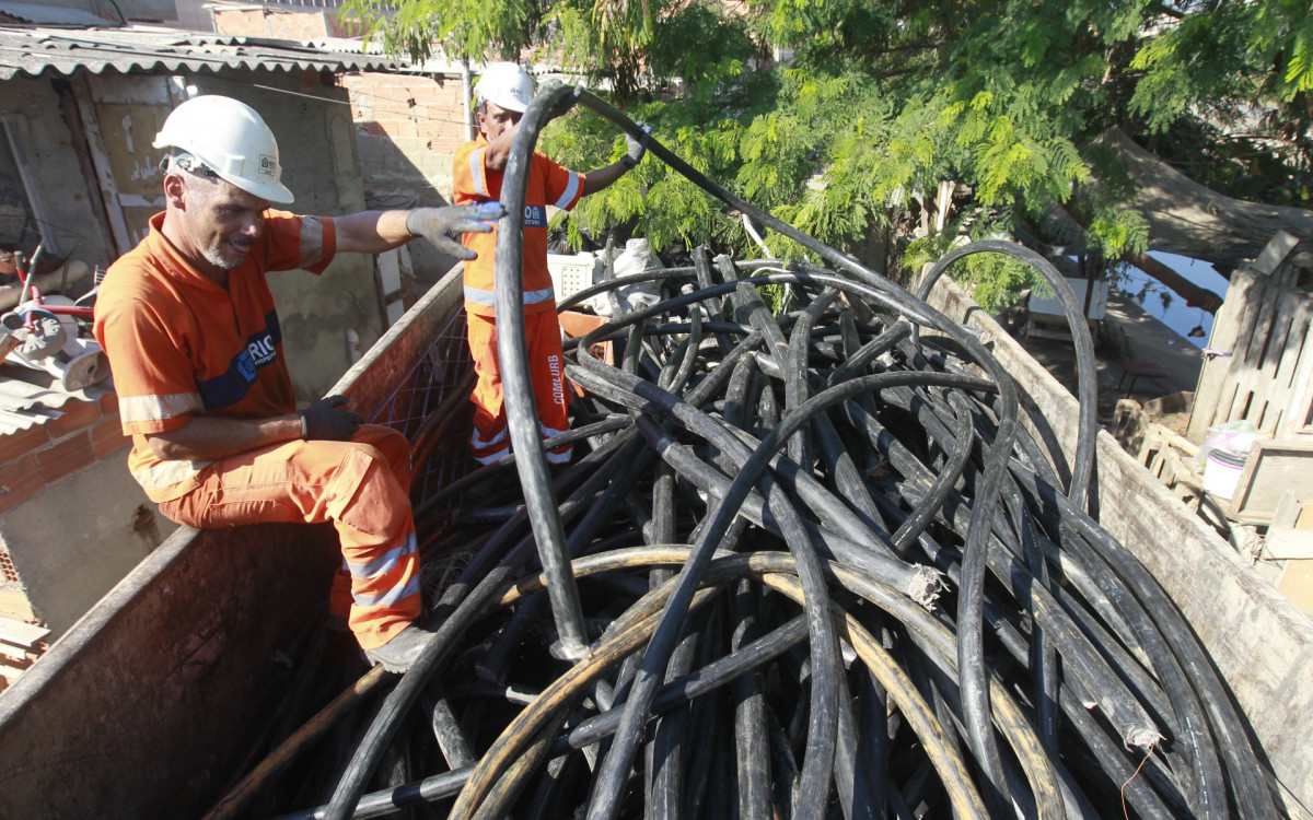 Opera&ccedil;&atilde;o policial em Manguinhos. Policiais encontraram em uma casa na comunidade muitos metros de fio. Nesta Ter&ccedil;a-feira (27).
