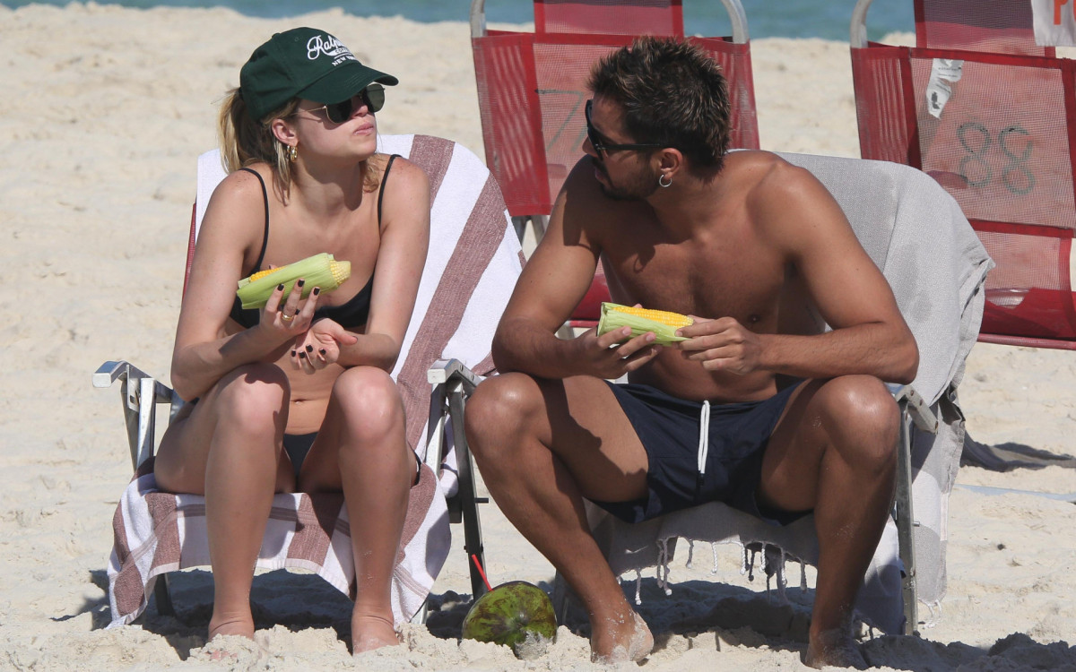  Agatha Moreira e Rodrigo Simas curtem dia de praia na Barra da Tijuca