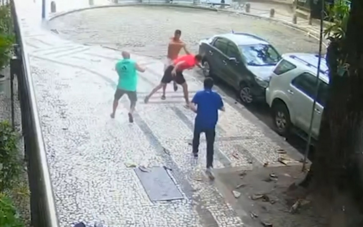 Homens partiram para cima de jogador de vôlei que tentava urinar em rua de Copacabana - Reprodução