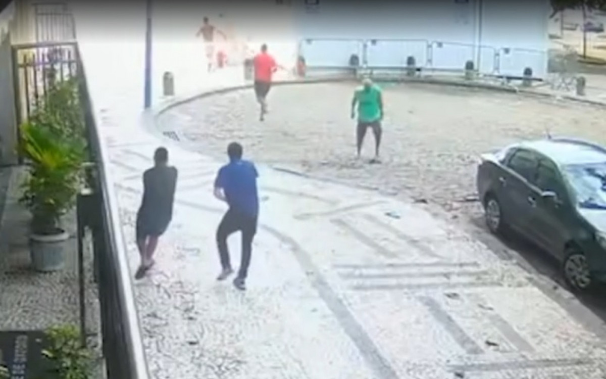 Homens partiram para cima de jogador de v&ocirc;lei que tentava urinar em rua de Copacabana