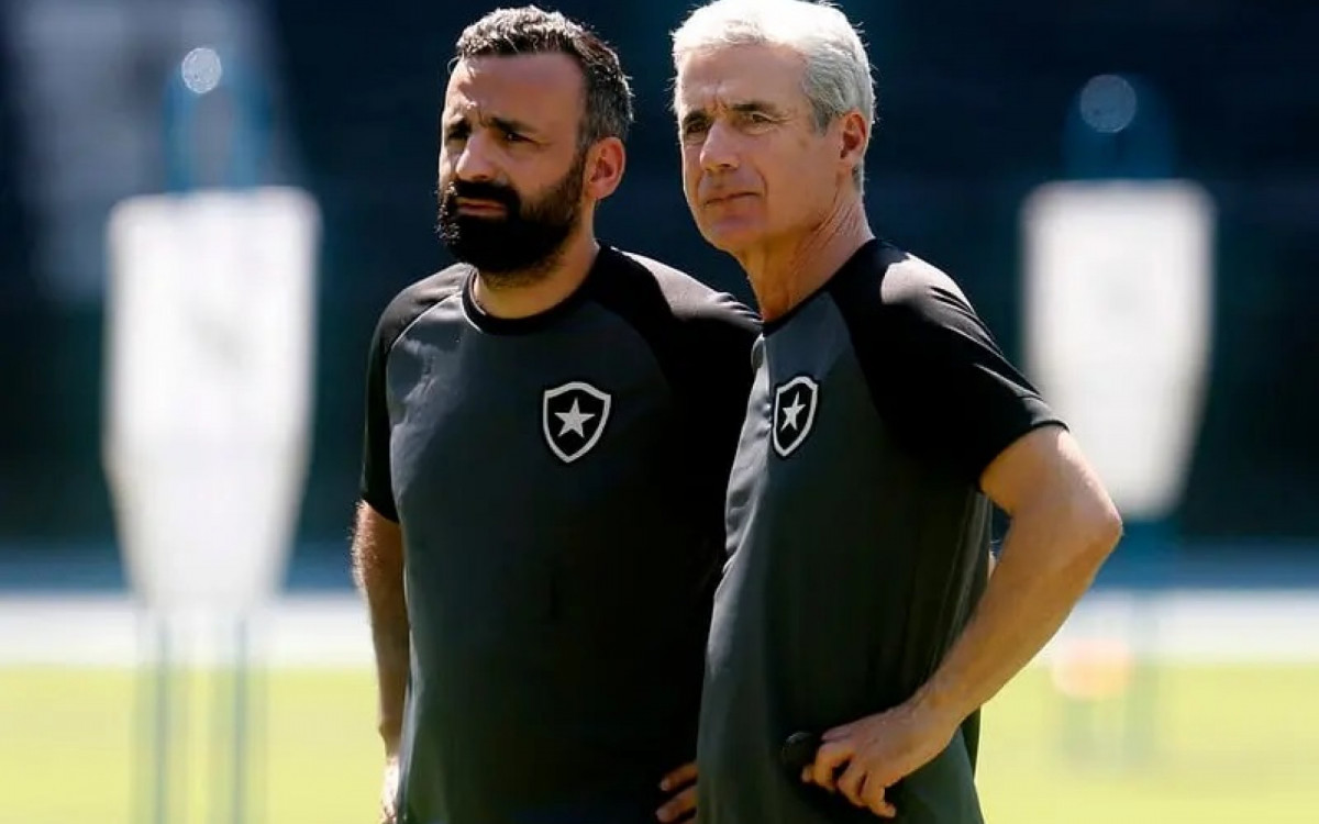 Luís Castro junto de seu auxiliar técnico, Vítor Severino.  - Vitor Silva / Botafogo