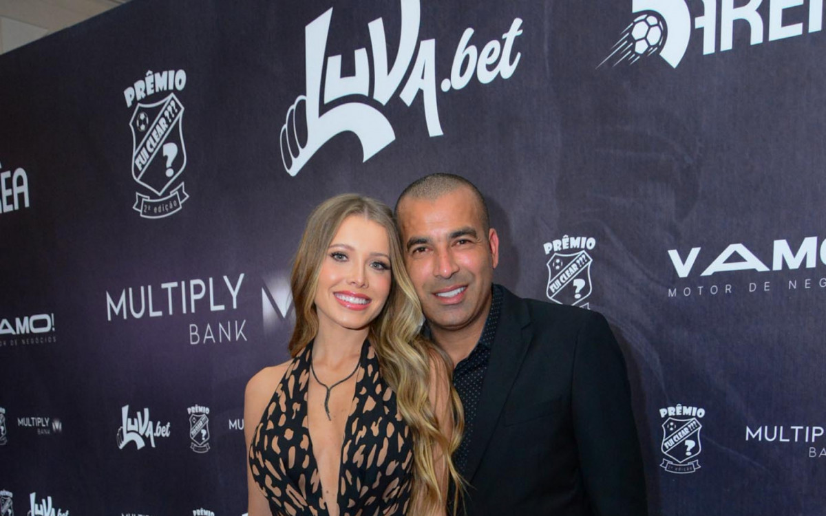Emerson Shake e a namorada participam da premia&ccedil;&atilde;o 'Fui Clear 2023', no Copacabana Palace, Zona Sul do Rio, na noite desta segunda-feira