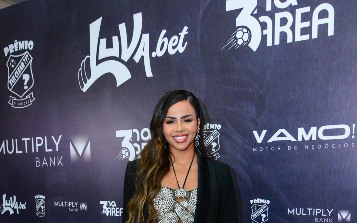 A cantora Gabily participa da premia&ccedil;&atilde;o 'Fui Clear 2023', no Copacabana Palace, Zona Sul do Rio, na noite desta segunda-feira