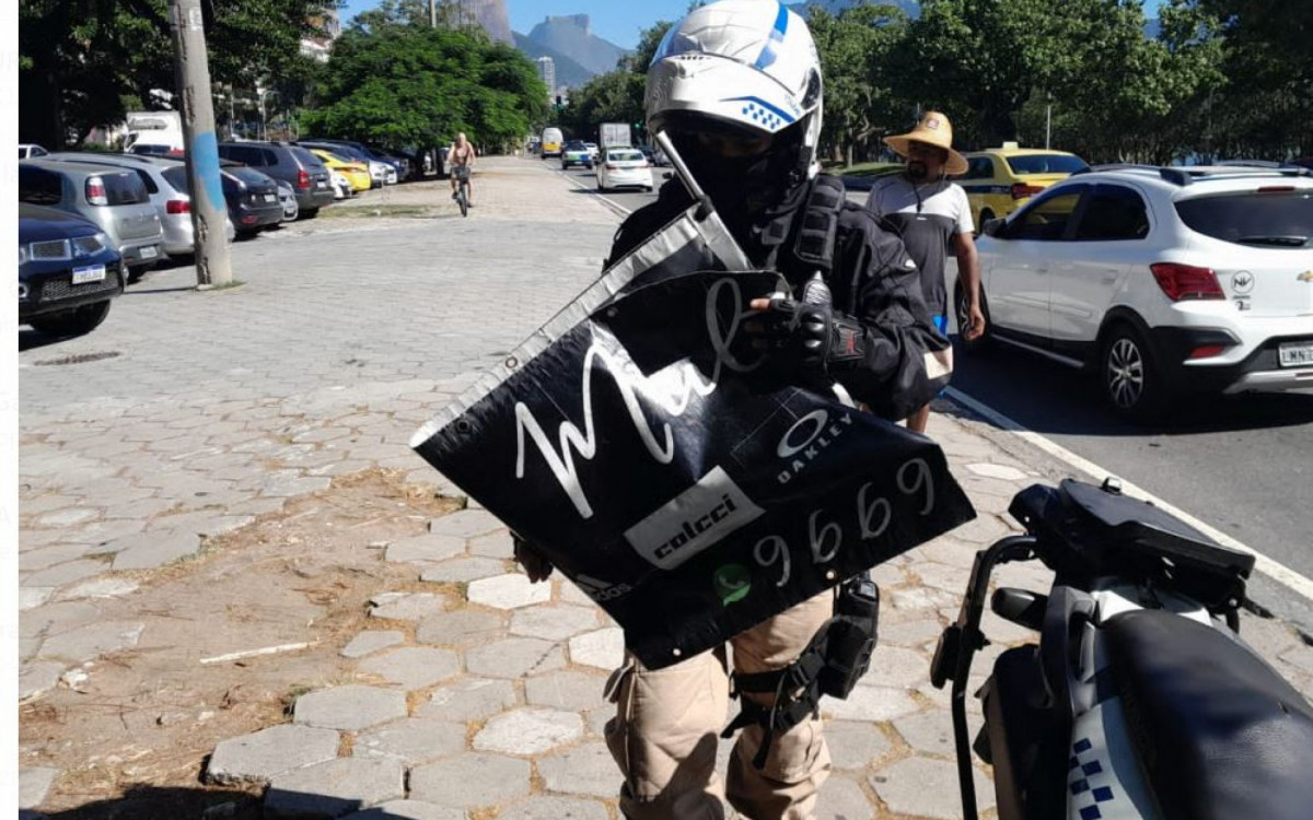 Guarda Municipal apreendeu placa anunciando a venda ilegal de quentinhas na Lagoa - Divulgação / GM-Rio