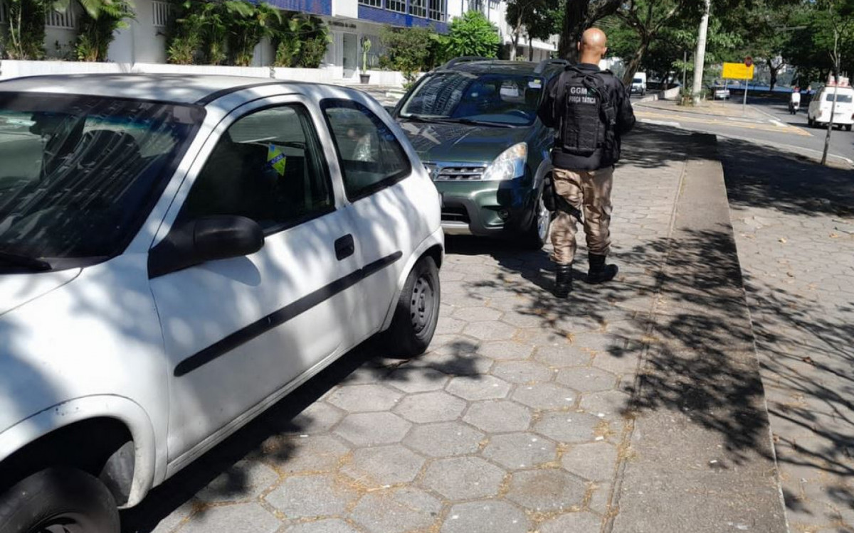 Carros estavam estacionados de maneira irregular na Avenida Epit&aacute;cio Pessoa, na Lagoa