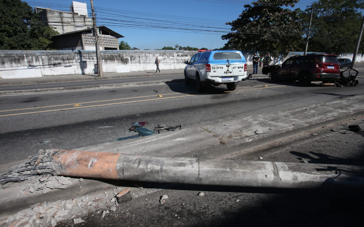 Os criminosos fugiram da PM e colidiram em um poste após roubo de uma carga de cigarros - Cleber Mendes/Agência O DIA