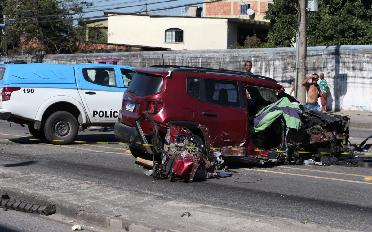 Os criminosos fugiram da PM e colidiram em um poste após roubo de uma carga de cigarros - Cleber Mendes/Agência O DIA