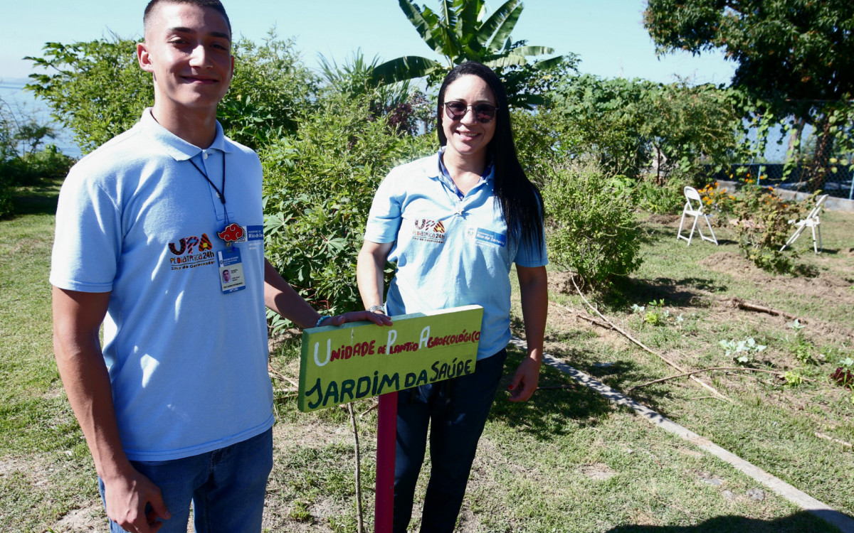 Trabalho é incansável para a diretora Carla Pereira e Gabriel Filipe em meio ao verde produtivo da UPA Pediátrica da Ilha do Governador