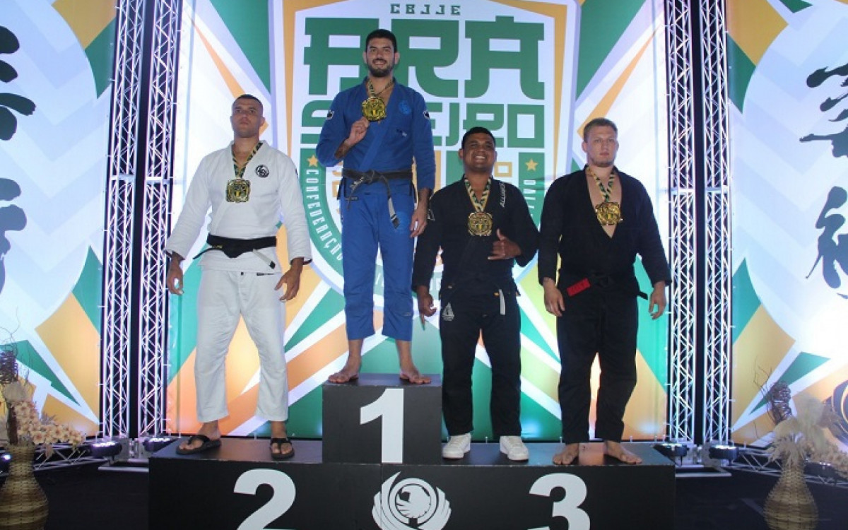 Faixa-preta da Fratres, Pedro Elias (de azul) foi ouro pesad&iacute;ssimo e prata no absoluto 