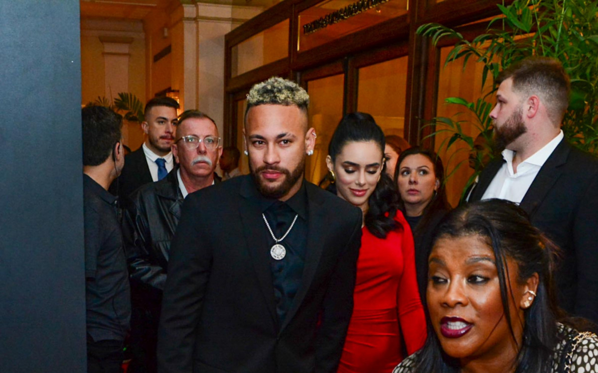 Neymar e Bruna Biancardi chegam juntinhos &agrave; premia&ccedil;&atilde;o 'Fui Clear 2023', no Copacabana Palace, Zona Sul do Rio, na noite desta segunda-feira