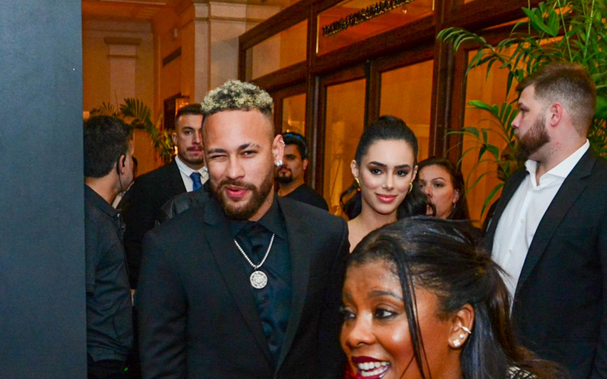 Neymar e Bruna Biancardi chegam juntinhos &agrave; premia&ccedil;&atilde;o 'Fui Clear 2023', no Copacabana Palace, Zona Sul do Rio, na noite desta segunda-feira