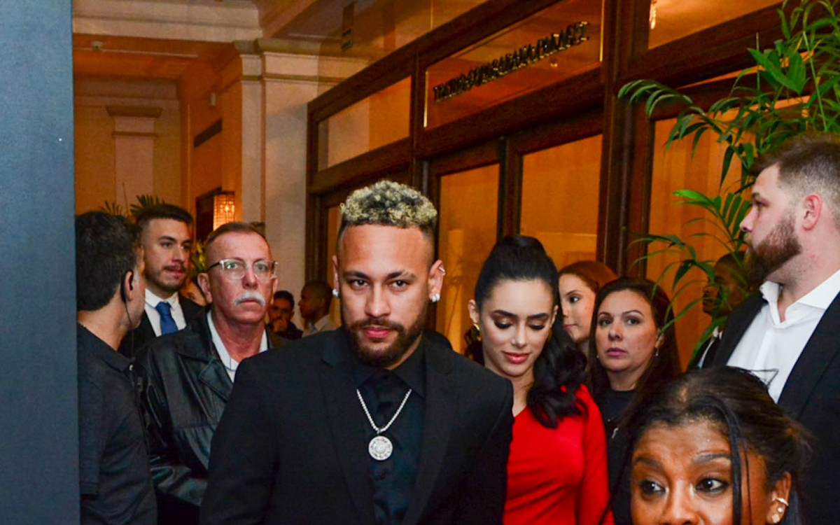 Neymar e Bruna Biancardi chegam juntinhos &agrave; premia&ccedil;&atilde;o 'Fui Clear 2023', no Copacabana Palace, Zona Sul do Rio, na noite desta segunda-feira