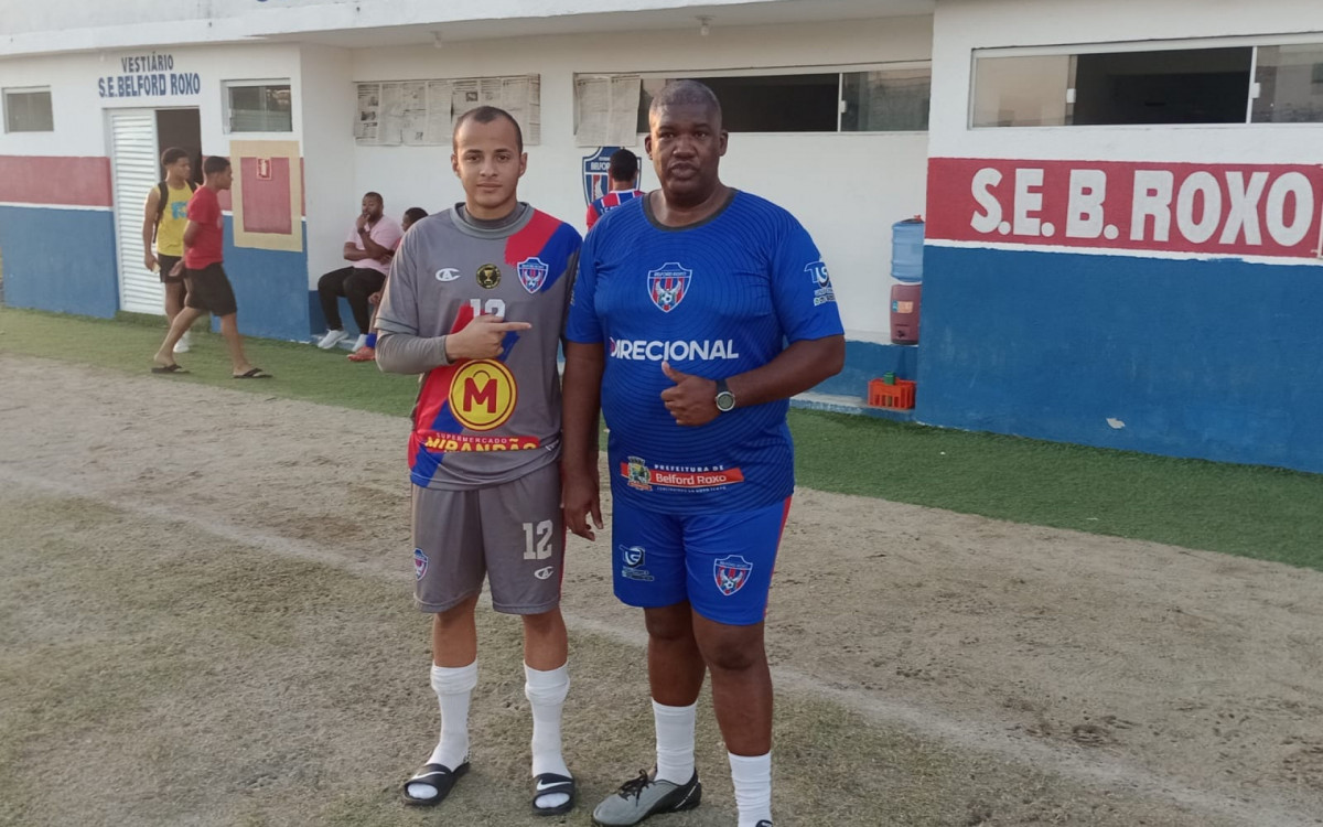 O treinador de goleiros Robson Souza com o goleiro titular do Sub 20 , Davi Miguel