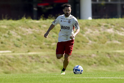 Everton Ribeiro teria recebido propostas de equipe saudita e time dos EUA