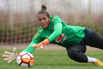 Criticada em convocação da Seleção, goleira do Flamengo decide se afastar das redes sociais