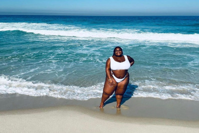 Mais Magra, Jojo Todynho empina bumbum de biquini em dia de praia no RJ