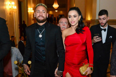 'Mais alguém?', ironiza Neymar após mulheres mostrarem conversas com ele