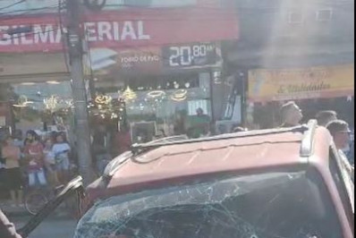 Dupla tenta fugir da PM e colide em poste na Zona Oeste