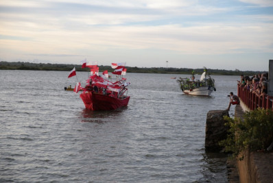 Desfile de canoas ornamentadas no Rio Paraíba do Sul marca a festa de São Pedro
