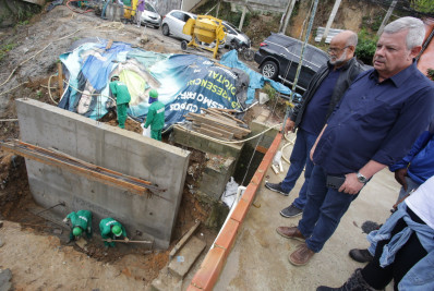 Prefeito Axel Grael visita construção de contenção no Cantagalo