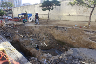 Cratera aberta há um mês no Méier causa transtornos e insegurança a moradores