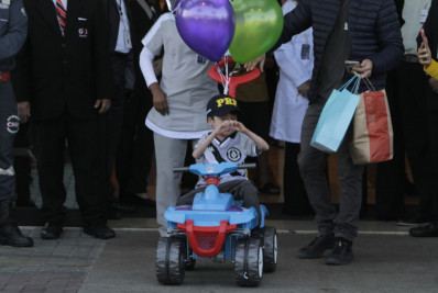Menino que acordou do coma após 16 dias recebe alta