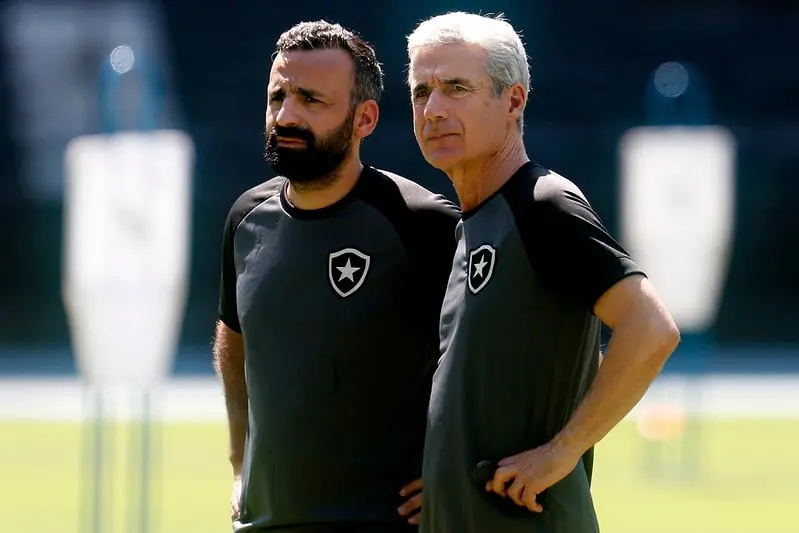 Técnico do Botafogo, Luís Castro fica indignado com polícia em campo: 'CBF  não devia permitir. Como treinador é empurrado? Eu ia roubar o árbitro?' -  FogãoNET