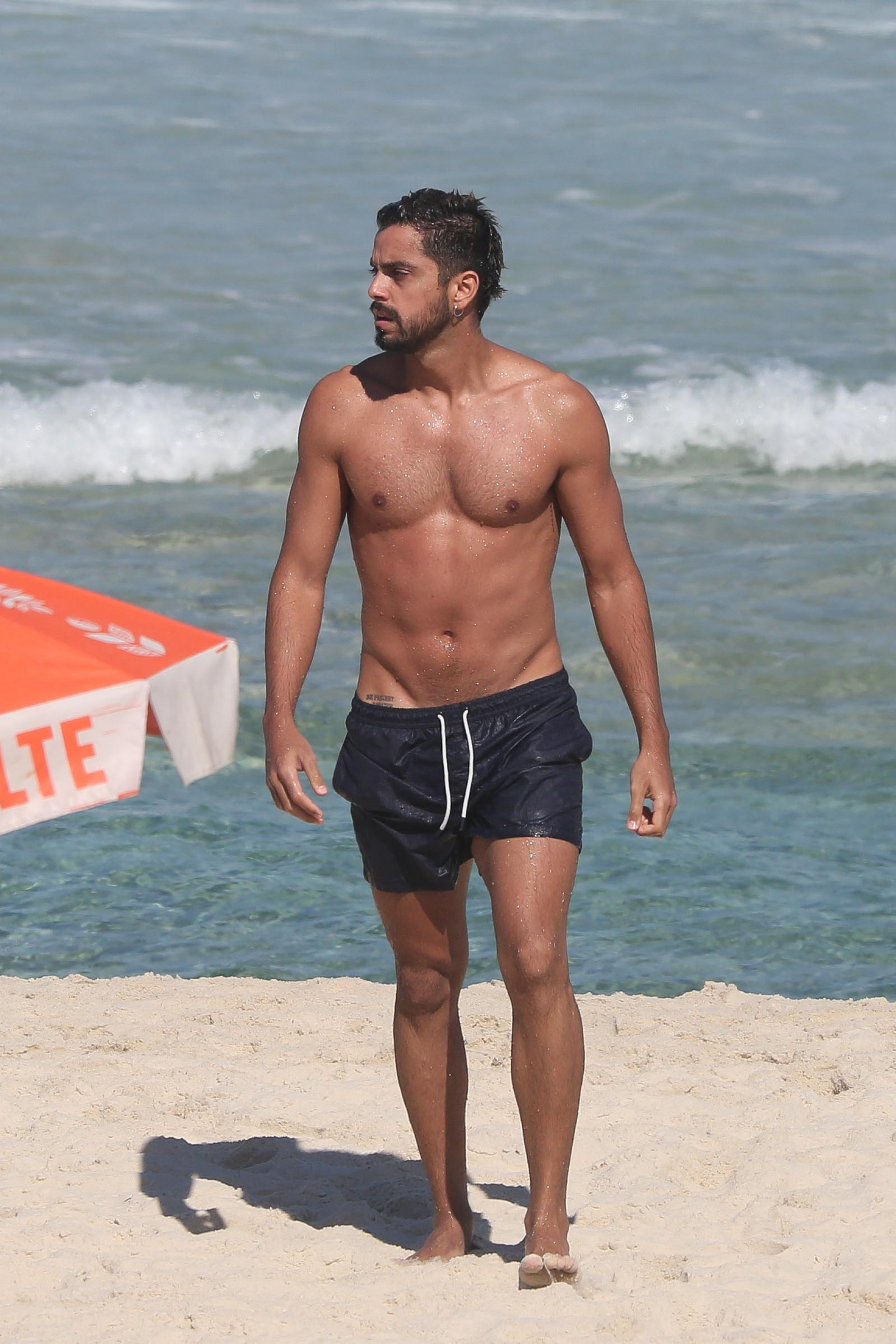 Rodrigo Simas curte dia de praia na Barra da Tijuca -  Dilson Silva / Agnews