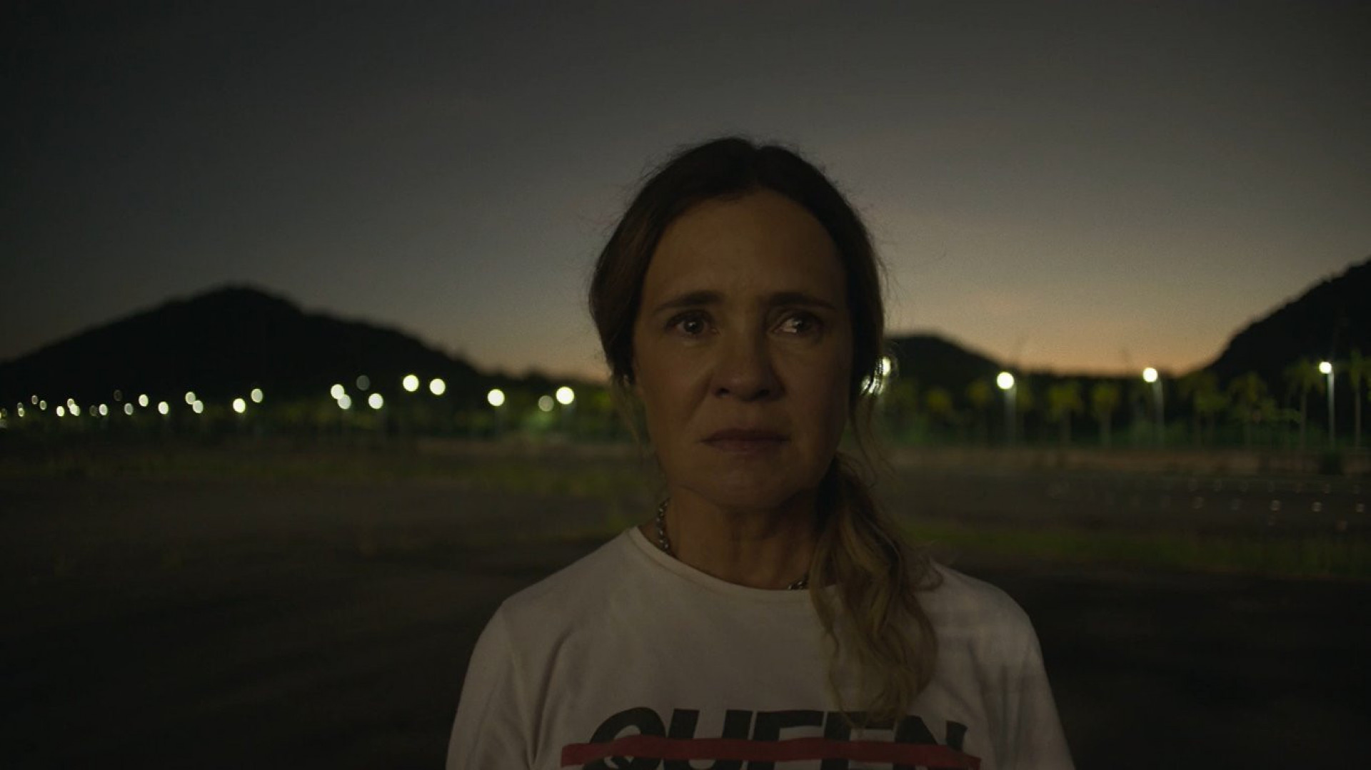 Adriana Esteves vive Cibele, uma mãe superprotetora na série 'Os Outros' - Reprodução