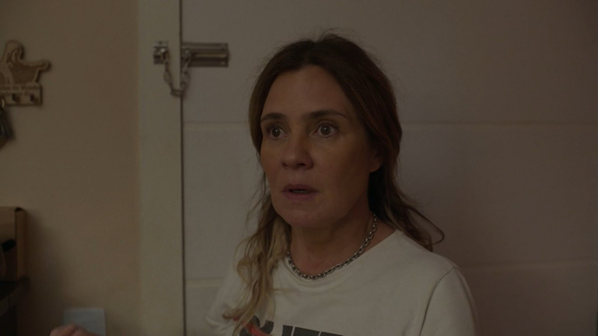 Adriana Esteves vive Cibele, uma mãe superprotetora na série 'Os Outros' - Reprodução