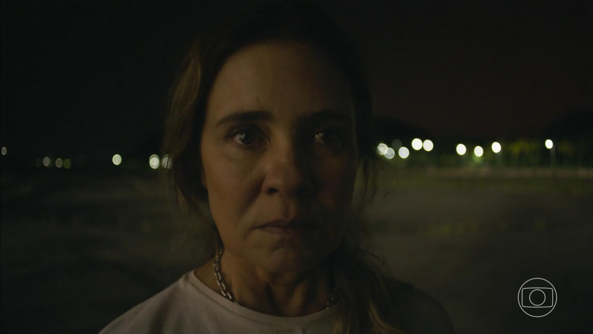 Adriana Esteves vive Cibele, uma mãe superprotetora na série 'Os Outros' - Reprodução