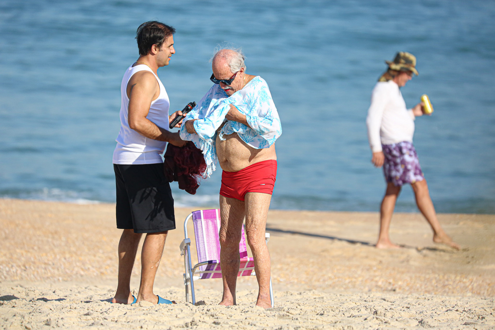 Ary Fontoura curte tarde na Praia de Grumari, na Zona Oeste do Rio, com amigo - Delson Silva / Ag. News