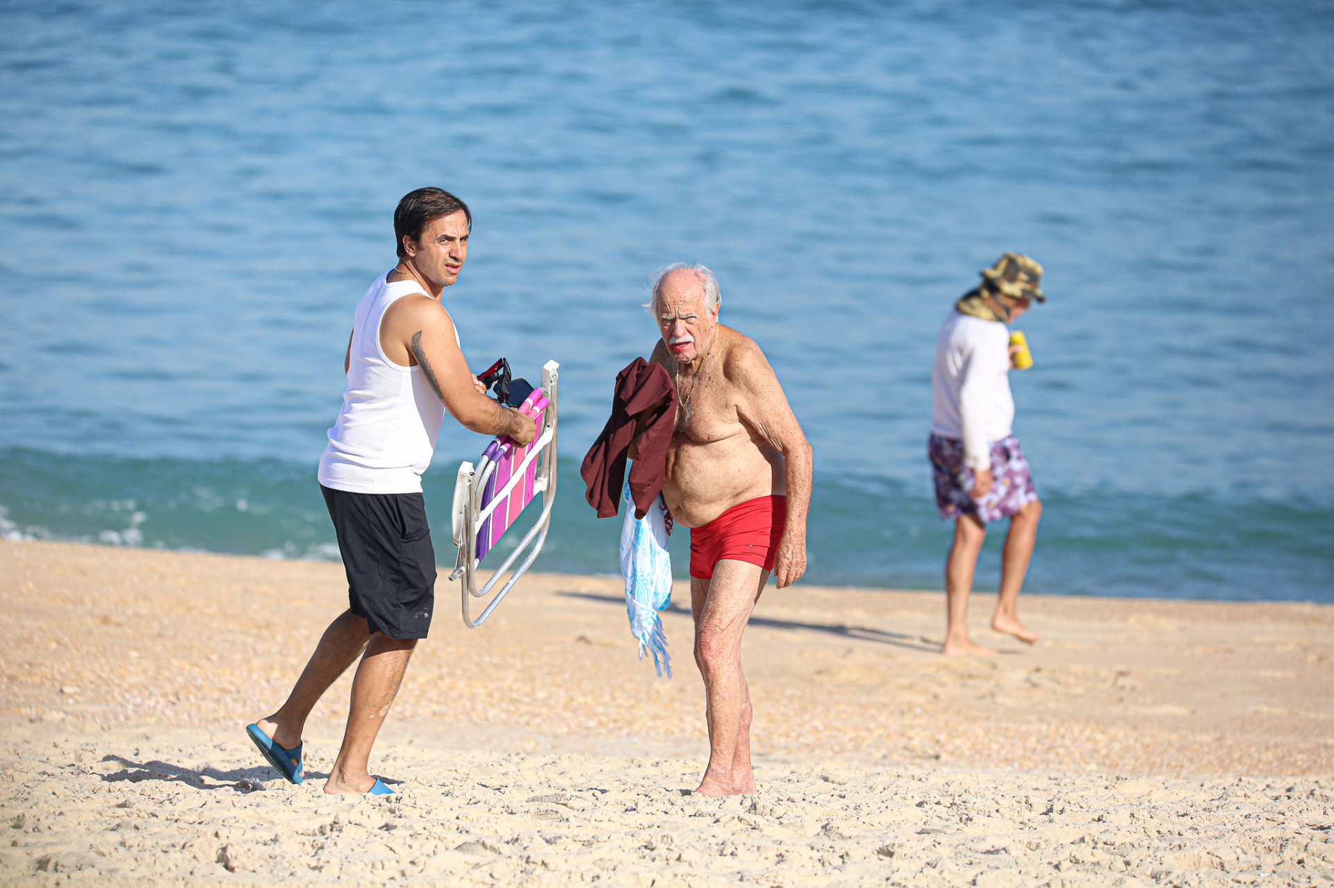 Ary Fontoura curte tarde na Praia de Grumari, na Zona Oeste do Rio, com amigo - Delson Silva / Ag. News