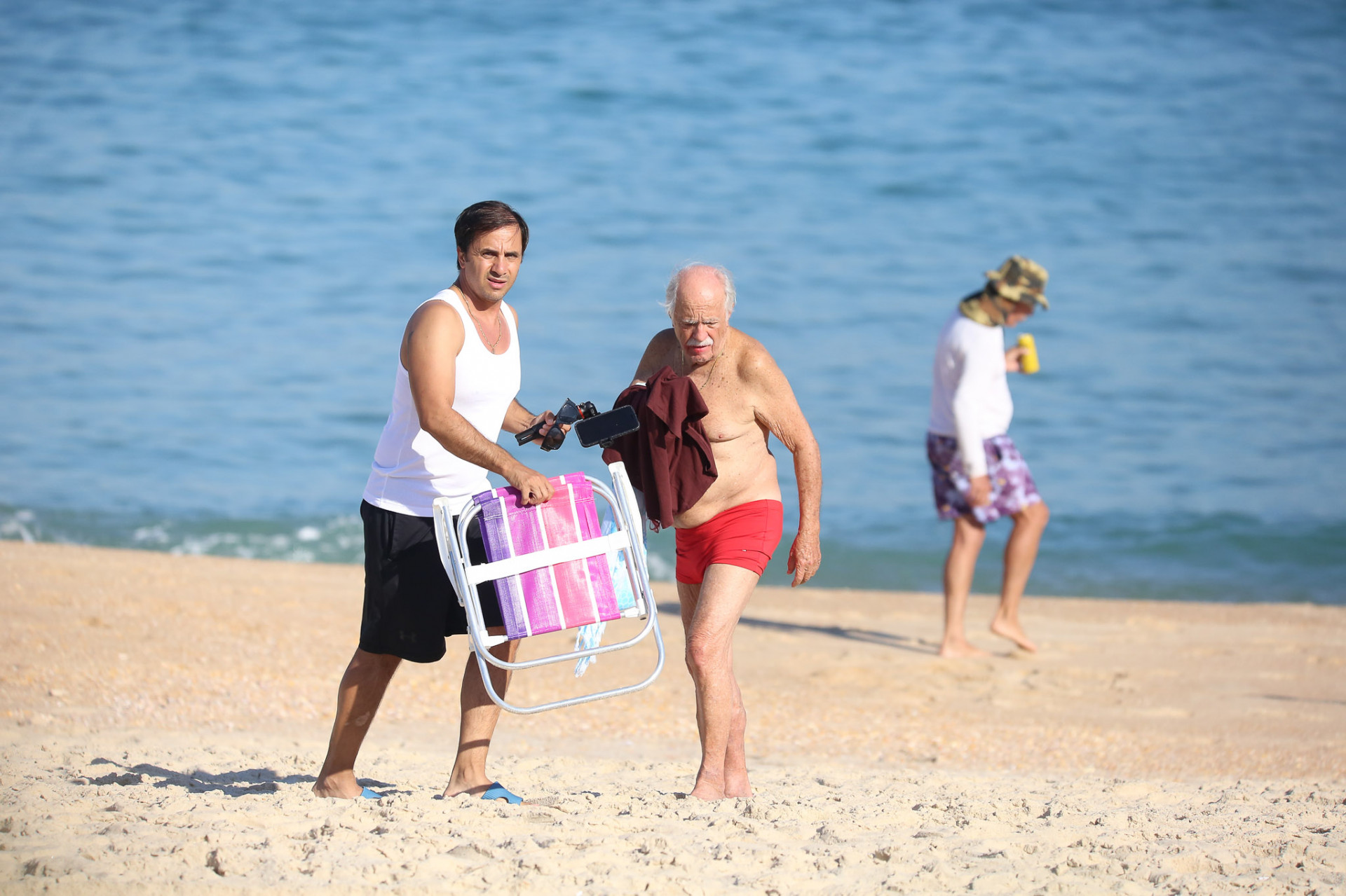 Ary Fontoura curte tarde na Praia de Grumari, na Zona Oeste do Rio, com amigo - Delson Silva / Ag. News
