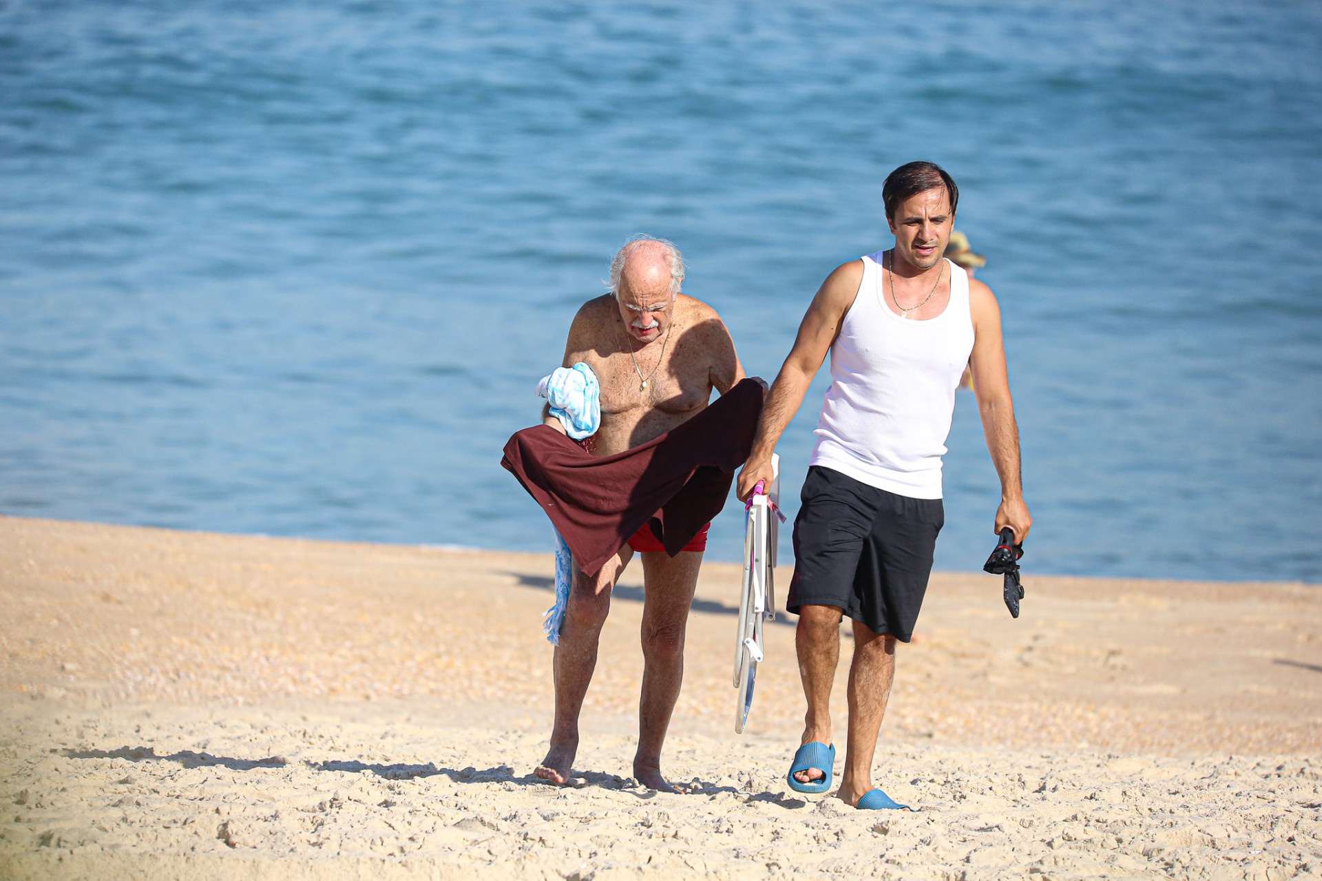 Ary Fontoura curte tarde na Praia de Grumari, na Zona Oeste do Rio, com amigo - Delson Silva / Ag. News