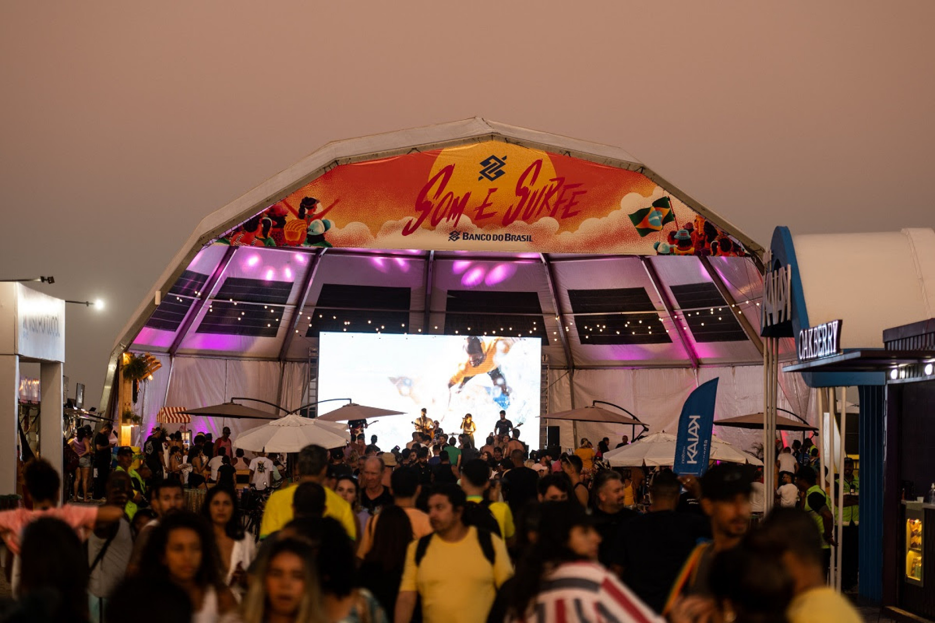 O espaço Banco do Brasil Som e Surfe agita os finais de tarde na Vila dos Patrocinadores - WSL/Staff Imagens