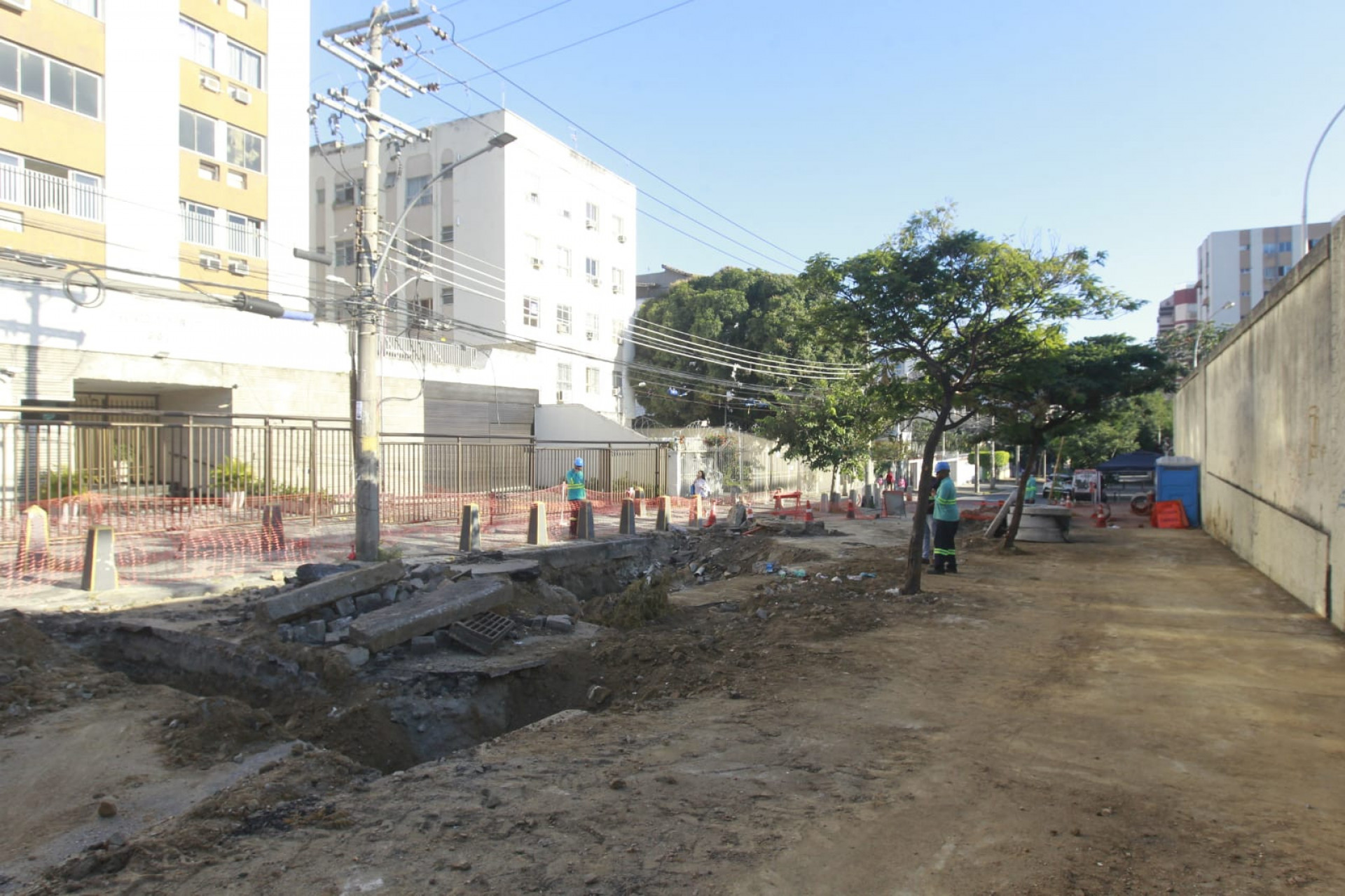 Cratera foi aberta na Rua Vilela Tavares, no Méier, Zona Norte do Rio - Reginaldo Pimenta/Agência O Dia