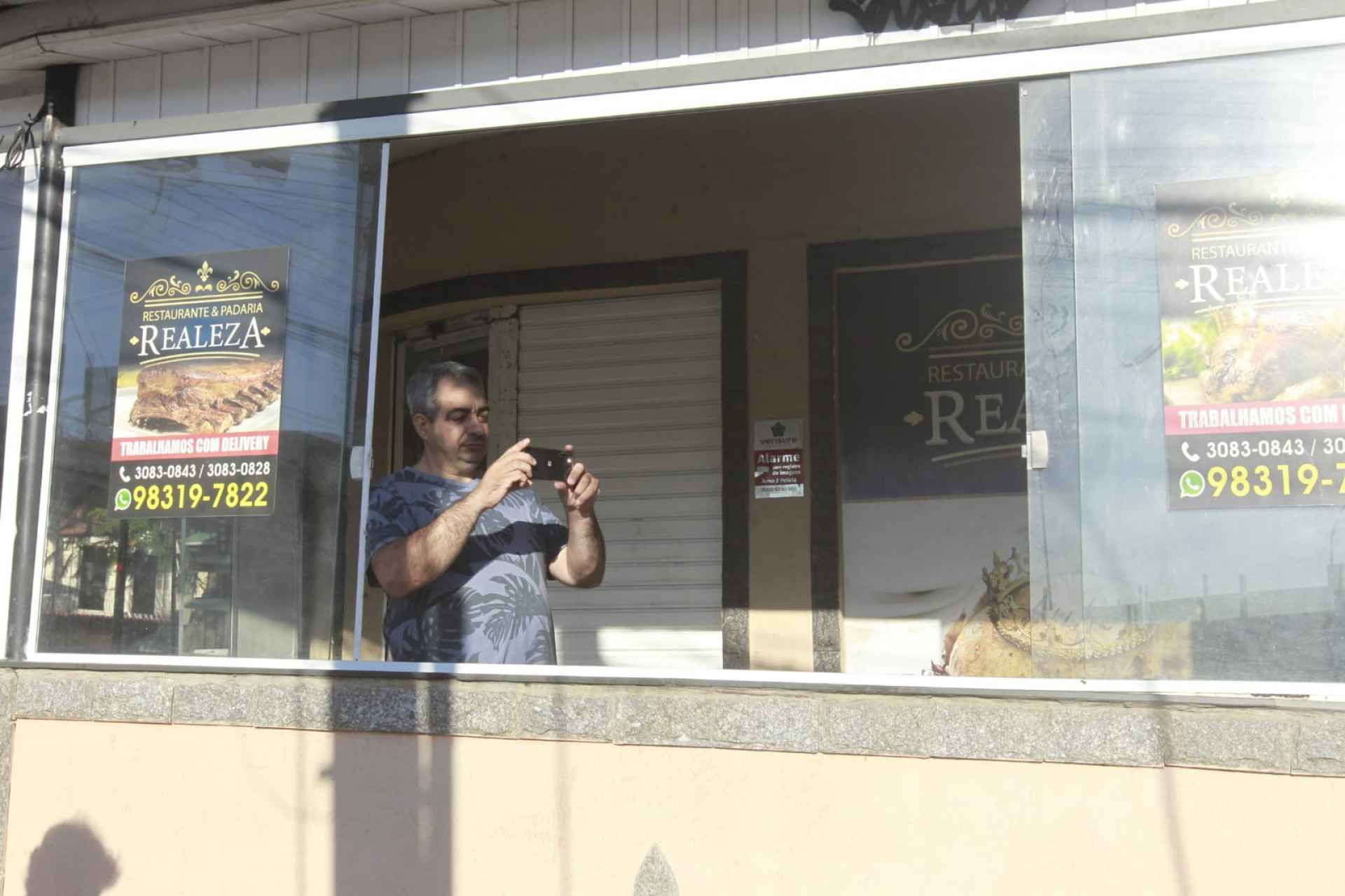 Para o comerciante Alexandre Alves, de 45 anos, a obra sem fim está prejudicando seu comércio e funcionários que trabalham na rua - Reginaldo Pimenta/Agência O Dia