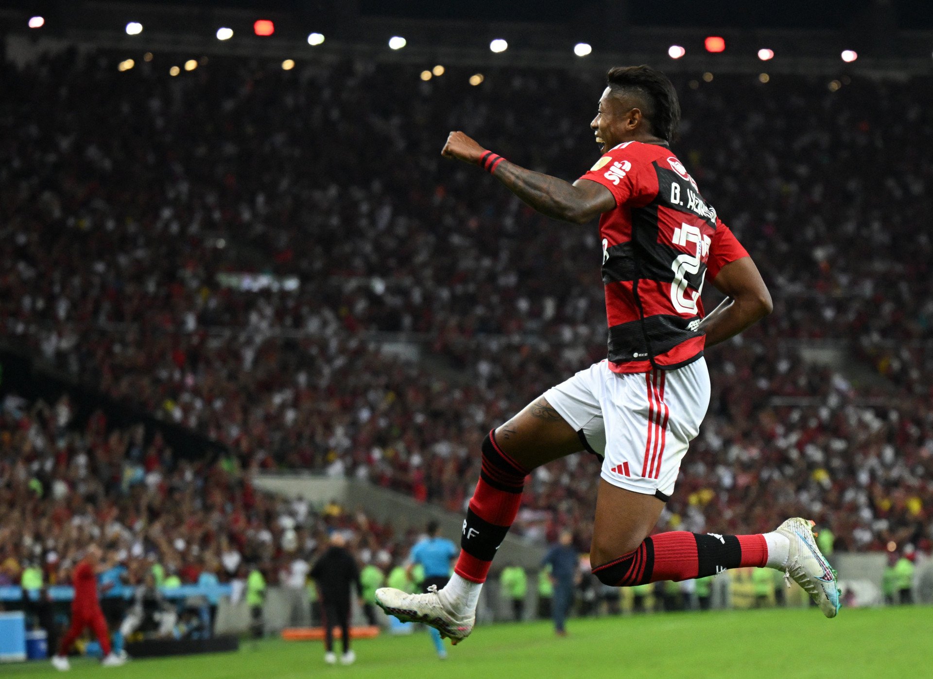 Bruno Henrique comemora gol marcado no jogo entre Flamengo e Aucas - Foto: CARL DE SOUZA / AFP