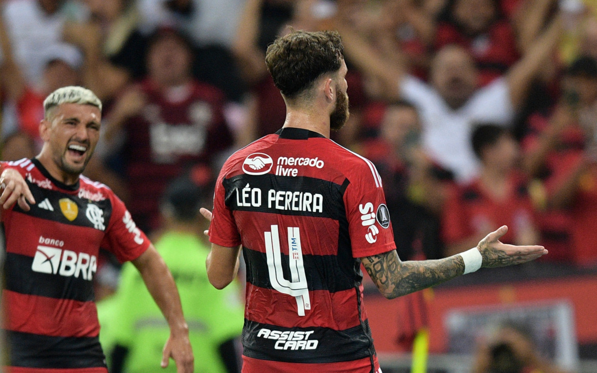 De cabe&ccedil;a, L&eacute;o Pereira marcou um dos gols do Flamengo no jogo contra o Aucas