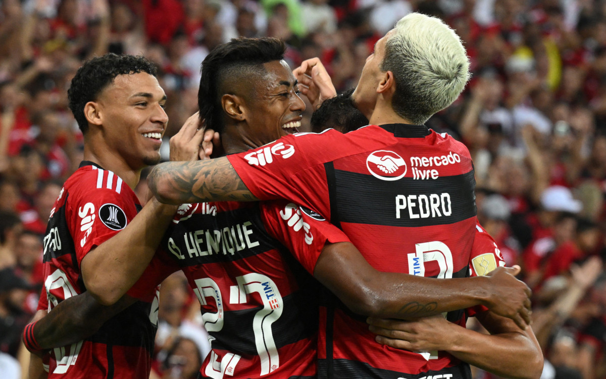 Pedro festeja com os seus companheiros o gol marcado na goleada de 4 a 0 sobre o Aucas