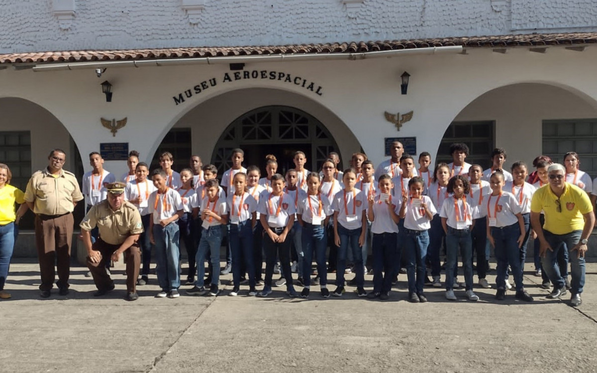 Alunos da Guarda Mirim de Belford Roxo e instrutores visitaram o Museu Aeroespacial