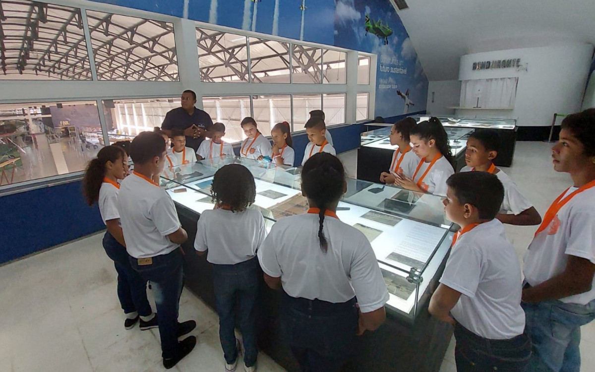 Acompanhados de guias especializados, os Guardas Mirins aprenderam sobre a evolu&ccedil;&atilde;o da avia&ccedil;&atilde;o e da explora&ccedil;&atilde;o espacial