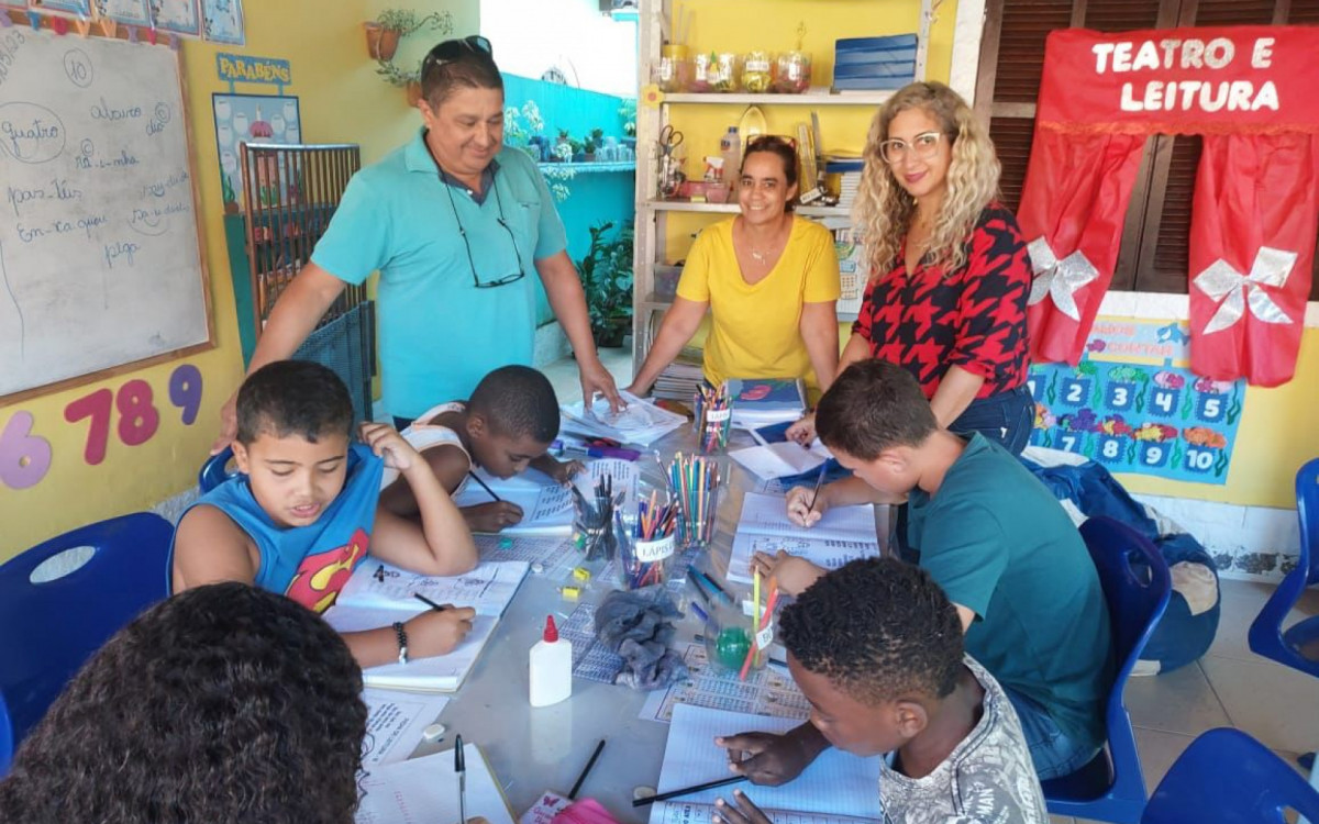 Os professores contemplados com o projeto tem as casas totalmente adaptadas para atender os alunos, com móveis, lousa e todo o material didático necessário. Eles ainda recebem uma remuneração a título de aluguel pela disponibilização do espaço - Divulgação