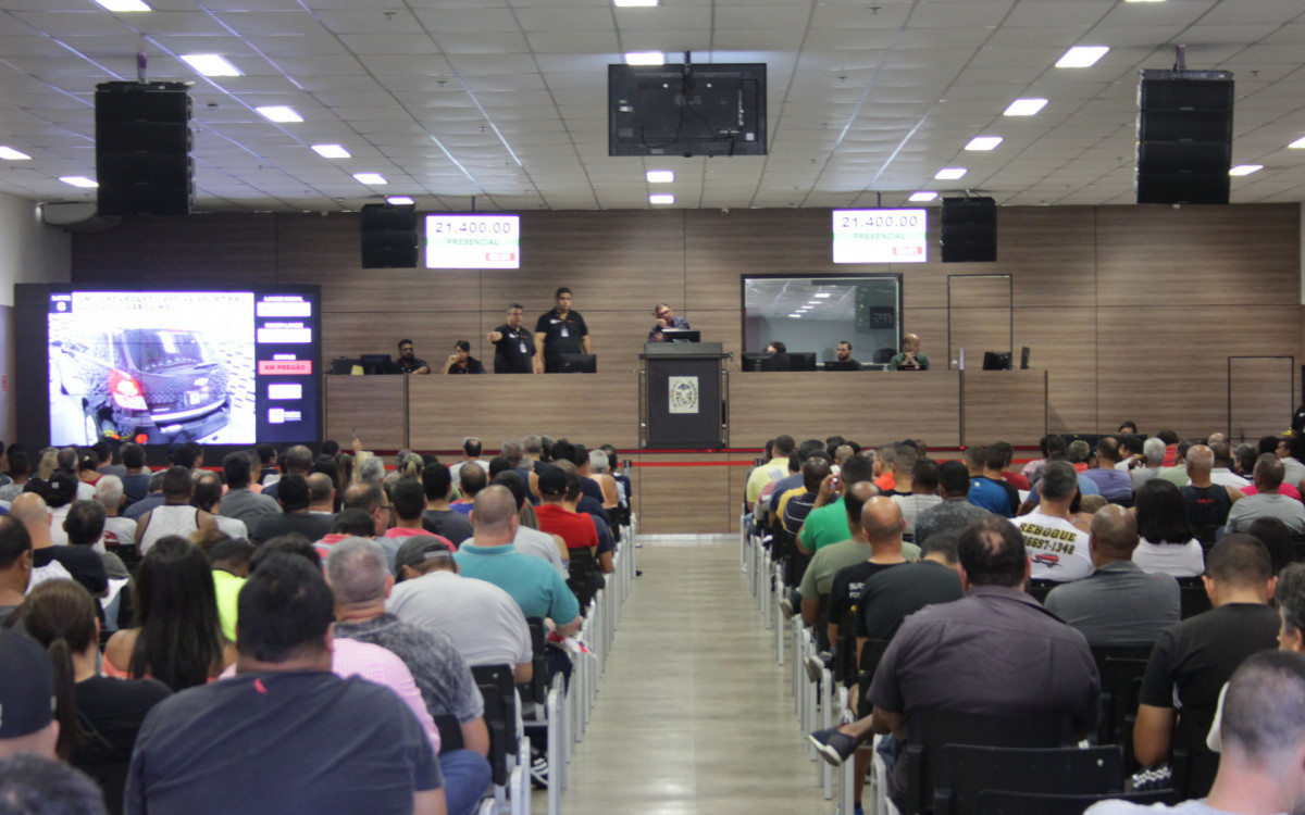 Leilão presencial realizado no auditório do leiloeiro Rogério Menezes, em Campo Grande. A modalidade é a mais segura contra golpes - Elienai Pedrosa