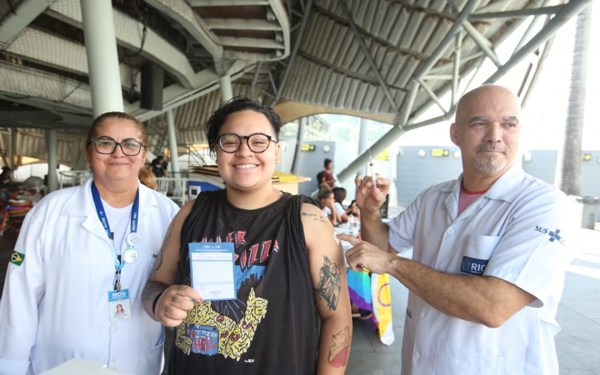 Vacina&ccedil;&atilde;o contra gripe e covid-19 no Circo Voador durante a&ccedil;&atilde;o no Dia Do Orgulho LGBTQIA+