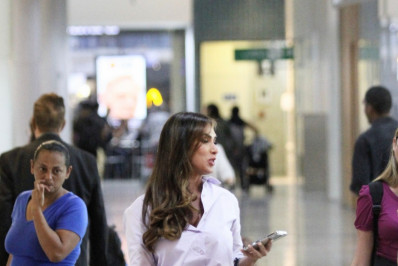 Nicole Bahls esbanja elegância ao embarcar em aeroporto no Rio