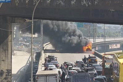 Ônibus pega fogo no Viaduto do Gasômetro e causa transtorno no trânsito